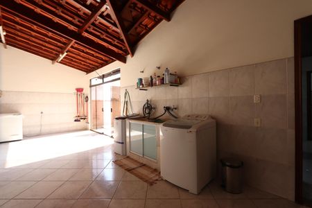 Casa à venda com 420m², 5 quartos e 6 vagasÁrea de Serviço