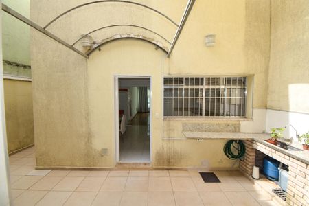 Casa para alugar com 121m², 3 quartos e 2 vagasQuintal