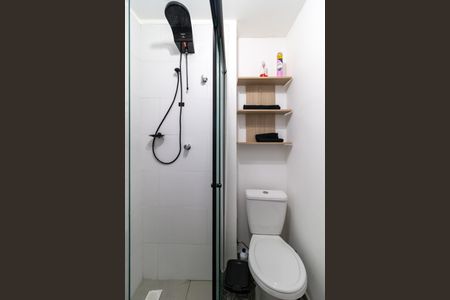 Banheiro de kitnet/studio para alugar com 1 quarto, 26m² em Pompeia, São Paulo