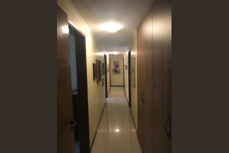 Casa à venda com 455m², 4 quartos e 4 vagas Casa à venda com 455m², 4 quartos e 4 vagasCorredor