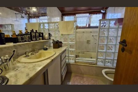 Casa à venda com 455m², 4 quartos e 4 vagas Casa à venda com 455m², 4 quartos e 4 vagasBanheiro