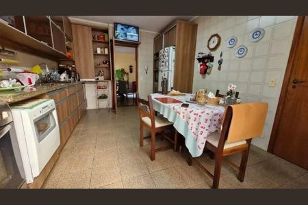Casa à venda com 455m², 4 quartos e 4 vagas Casa à venda com 455m², 4 quartos e 4 vagasCozinha