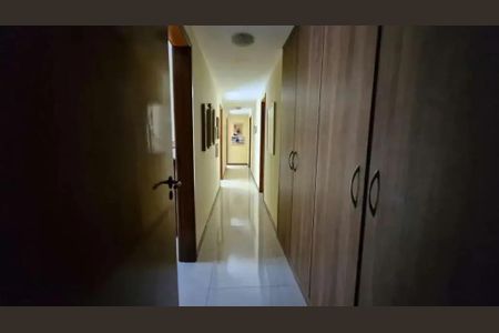 Casa à venda com 455m², 4 quartos e 4 vagas Casa à venda com 455m², 4 quartos e 4 vagasCorredor