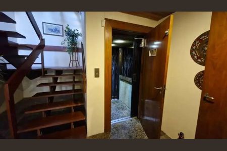 Casa à venda com 455m², 4 quartos e 4 vagas Casa à venda com 455m², 4 quartos e 4 vagasEscada