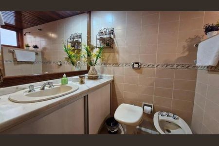 Casa à venda com 455m², 4 quartos e 4 vagas Casa à venda com 455m², 4 quartos e 4 vagasBanheiro