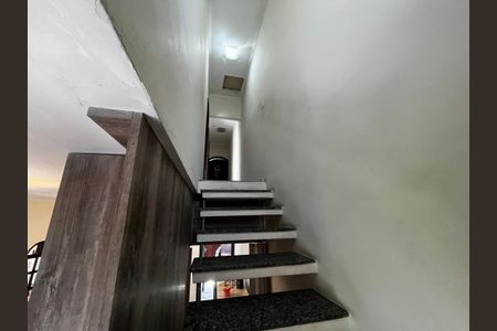 Casa à venda com 190m², 3 quartos e 3 vagasEscada