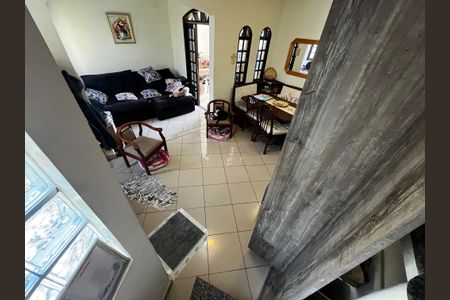 Casa à venda com 190m², 3 quartos e 3 vagasEscada