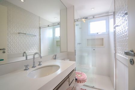 Apartamento à venda com 205m², 3 quartos e 4 vagas Apartamento à venda com 205m², 3 quartos e 4 vagasBanheiro da Suite 2