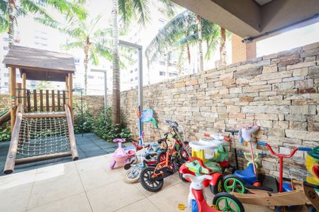 Apartamento à venda com 205m², 3 quartos e 4 vagas Apartamento à venda com 205m², 3 quartos e 4 vagasÁrea comum - Playground