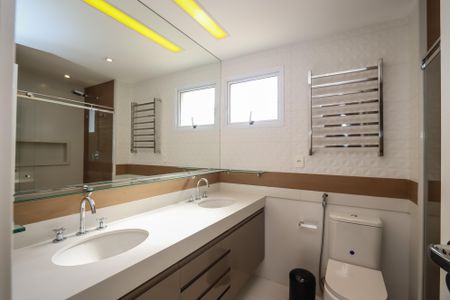 Apartamento à venda com 205m², 3 quartos e 4 vagas Apartamento à venda com 205m², 3 quartos e 4 vagasBanheiro da Suite