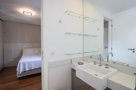 Apartamento à venda com 205m², 3 quartos e 4 vagas Apartamento à venda com 205m², 3 quartos e 4 vagasBanheiro da Suite 3