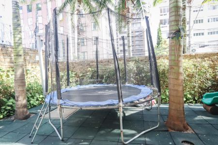 Apartamento à venda com 205m², 3 quartos e 4 vagas Apartamento à venda com 205m², 3 quartos e 4 vagasÁrea comum - Playground