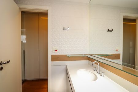 Apartamento à venda com 205m², 3 quartos e 4 vagas Apartamento à venda com 205m², 3 quartos e 4 vagasBanheiro da Suite