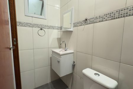 Casa para alugar com 59m², 2 quartos e 1 vaga Casa para alugar com 59m², 2 quartos e 1 vagaBanheiro Social