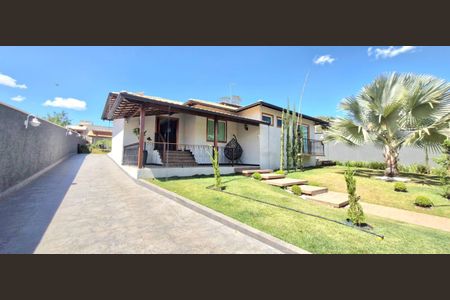 Casa à venda com 380m², 3 quartos e 8 vagas Casa à venda com 380m², 3 quartos e 8 vagasFachada