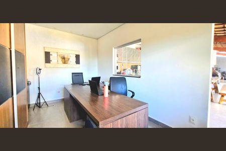 Casa à venda com 380m², 3 quartos e 8 vagas Casa à venda com 380m², 3 quartos e 8 vagasEscritório