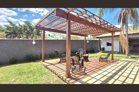 Casa à venda com 380m², 3 quartos e 8 vagas Casa à venda com 380m², 3 quartos e 8 vagasÁrea Externa