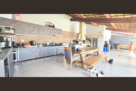 Casa à venda com 380m², 3 quartos e 8 vagas Casa à venda com 380m², 3 quartos e 8 vagasÁrea Externa