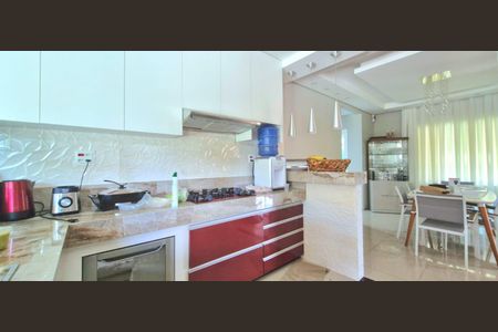 Casa à venda com 380m², 3 quartos e 8 vagas Casa à venda com 380m², 3 quartos e 8 vagasCozinha