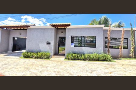 Casa à venda com 380m², 3 quartos e 8 vagas Casa à venda com 380m², 3 quartos e 8 vagasFachada