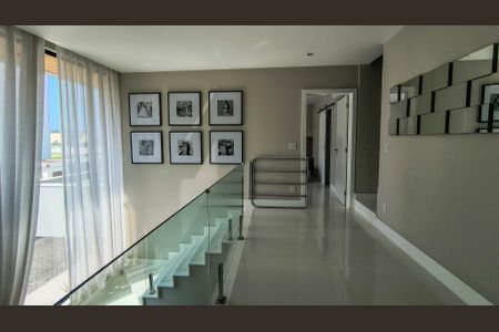 Casa de condomínio à venda com 300m², 5 quartos e 2 vagasCorredor