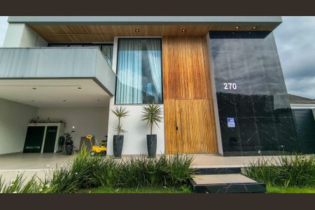 Casa de condomínio à venda com 300m², 5 quartos e 2 vagasFachada 