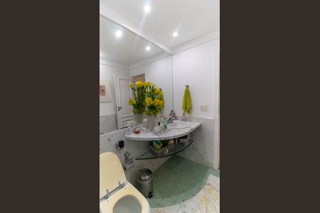 Casa de condomínio à venda com 450m², 4 quartos e 3 vagas Casa de condomínio à venda com 450m², 4 quartos e 3 vagasBanheiro 2