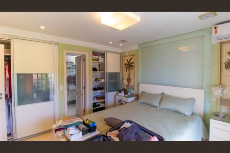 Casa de condomínio à venda com 450m², 4 quartos e 3 vagas Casa de condomínio à venda com 450m², 4 quartos e 3 vagasSuíte 1