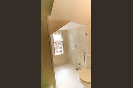 Casa de condomínio à venda com 450m², 4 quartos e 3 vagas Casa de condomínio à venda com 450m², 4 quartos e 3 vagasBanheiro de Serviço