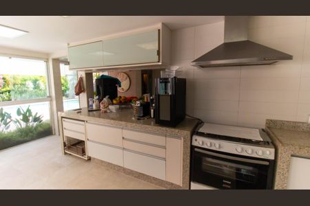 Casa de condomínio à venda com 450m², 4 quartos e 3 vagas Casa de condomínio à venda com 450m², 4 quartos e 3 vagasCozinha 2