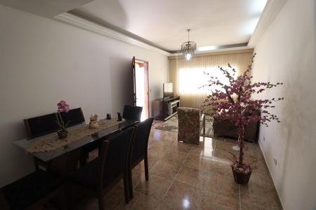 Casa à venda com 232m², 3 quartos e 3 vagasSala