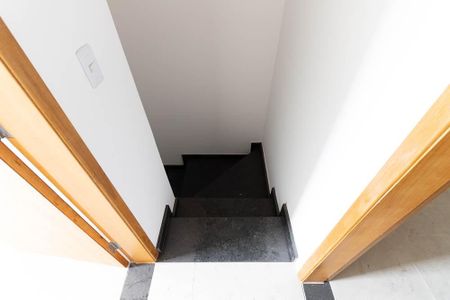 Casa de condomínio à venda com 60m², 2 quartos e 1 vagaEscada