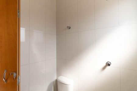 Casa de condomínio à venda com 55m², 2 quartos e 1 vaga Casa de condomínio à venda com 55m², 2 quartos e 1 vagaBanheiro da Suíte 1