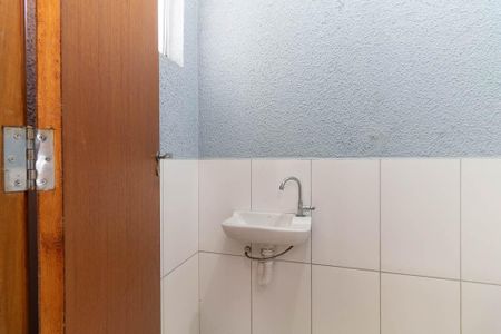 Casa de condomínio à venda com 55m², 2 quartos e 1 vaga Casa de condomínio à venda com 55m², 2 quartos e 1 vagaBanheiro da Garagem