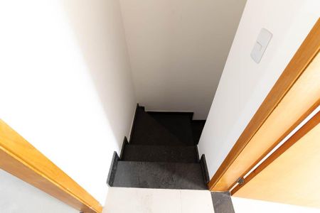 Casa de condomínio à venda com 55m², 2 quartos e 1 vaga Casa de condomínio à venda com 55m², 2 quartos e 1 vagaEscada