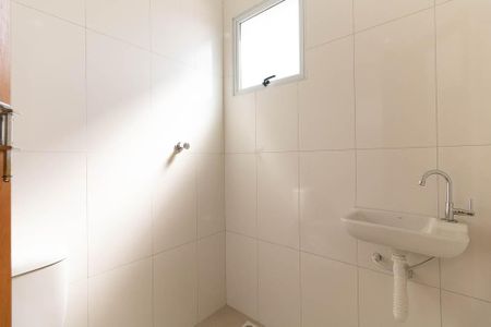 Casa de condomínio à venda com 55m², 2 quartos e 1 vaga Casa de condomínio à venda com 55m², 2 quartos e 1 vagaBanheiro da Suíte 1