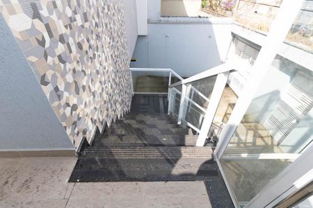 Casa de condomínio à venda com 55m², 2 quartos e 1 vaga Casa de condomínio à venda com 55m², 2 quartos e 1 vagaEscada