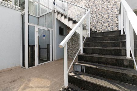 Casa de condomínio à venda com 55m², 2 quartos e 1 vaga Casa de condomínio à venda com 55m², 2 quartos e 1 vagaEscada