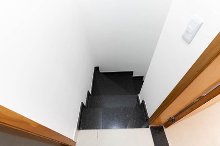 Casa de condomínio à venda com 55m², 2 quartos e 1 vaga Casa de condomínio à venda com 55m², 2 quartos e 1 vagaEscada