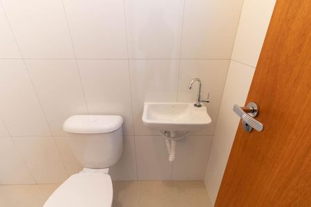 Casa de condomínio à venda com 55m², 2 quartos e 1 vaga Casa de condomínio à venda com 55m², 2 quartos e 1 vagaBanheiro da Suíte 2