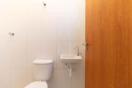 Casa de condomínio à venda com 55m², 2 quartos e 1 vaga Casa de condomínio à venda com 55m², 2 quartos e 1 vagaBanheiro da Suíte 2