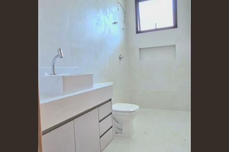 Casa à venda com 100m², 3 quartos e 2 vagas Casa à venda com 100m², 3 quartos e 2 vagasBanheiro social