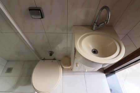 Casa de condomínio para alugar com 642m², 3 quartos e 6 vagasBanheiro de serviço