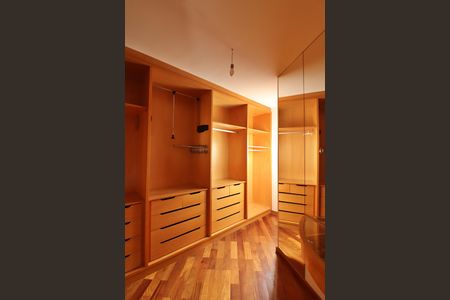 Casa de condomínio para alugar com 642m², 3 quartos e 6 vagasSuíte 1 Closet