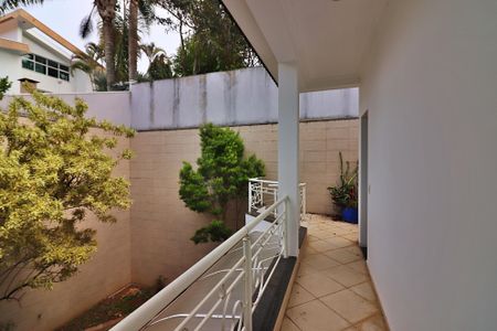 Casa de condomínio para alugar com 642m², 3 quartos e 6 vagasSuíte 3 Sacada