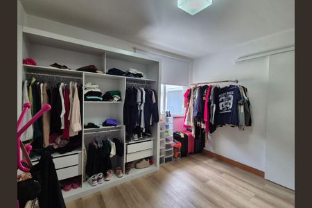 Casa de condomínio à venda com 180m², 3 quartos e 3 vagasSuíte 2