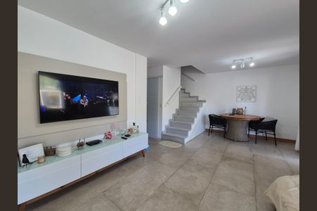 Casa de condomínio à venda com 180m², 3 quartos e 3 vagasSala