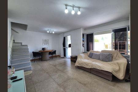 Casa de condomínio à venda com 180m², 3 quartos e 3 vagasSala