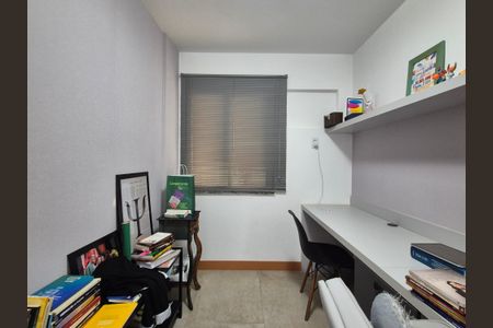 Casa de condomínio à venda com 180m², 3 quartos e 3 vagasEscritório