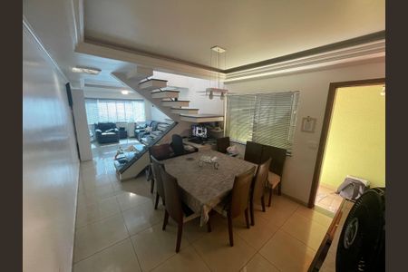 Casa à venda com 220m², 3 quartos e 5 vagas Casa à venda com 220m², 3 quartos e 5 vagasSala de Jantar